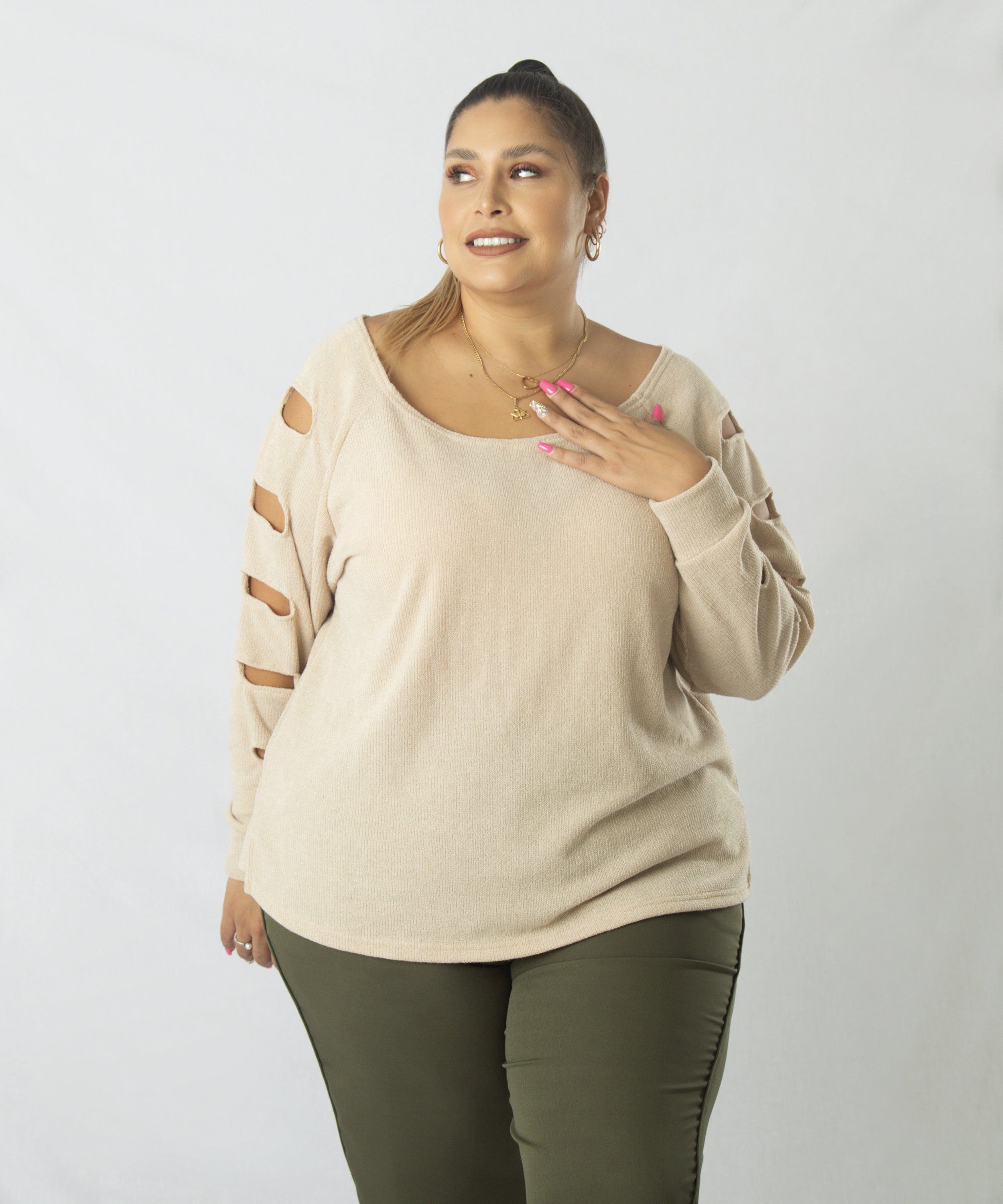 CHOMPA CON DISEÑO CUT OUT EN LAS MANGAS