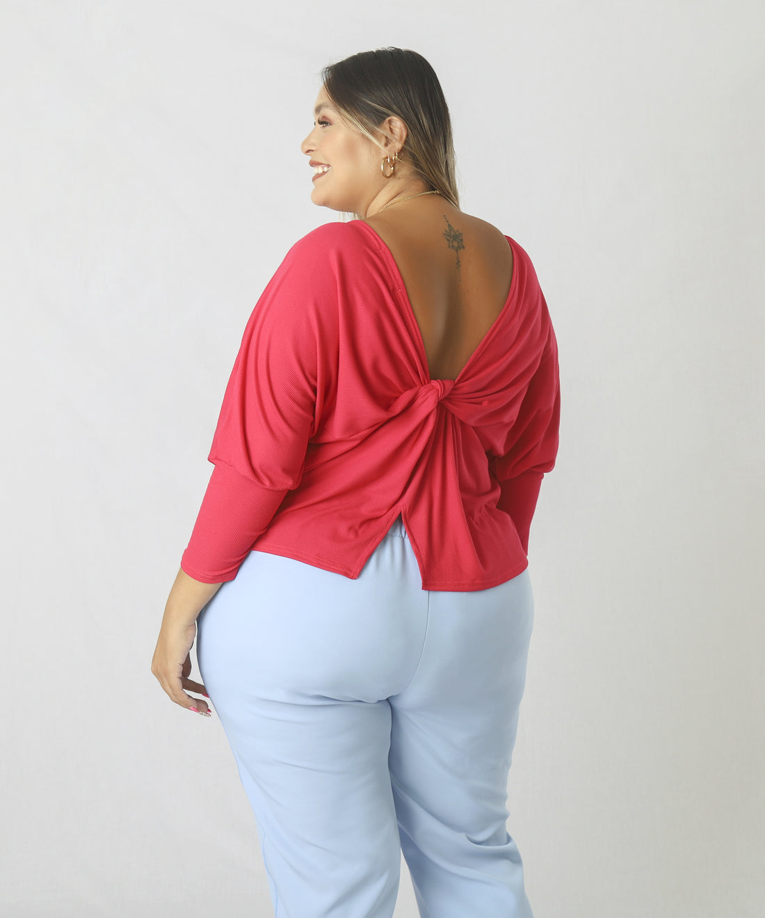 POLO ALEGRA CON DETALLE DE NUDO Y ESCOTE EN LA ESPALDA