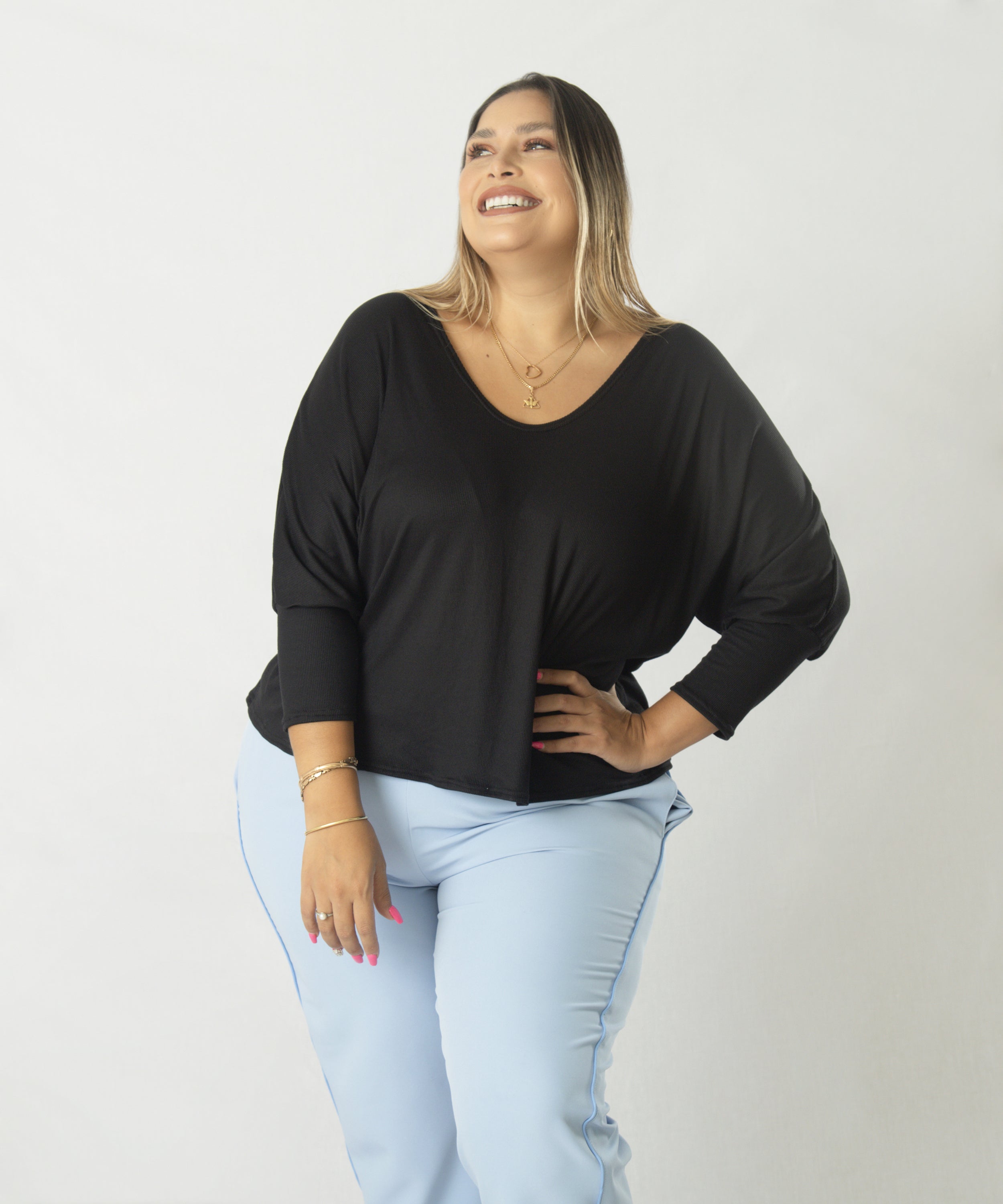 POLO ALEGRA CON DETALLE DE NUDO Y ESCOTE EN LA ESPALDA