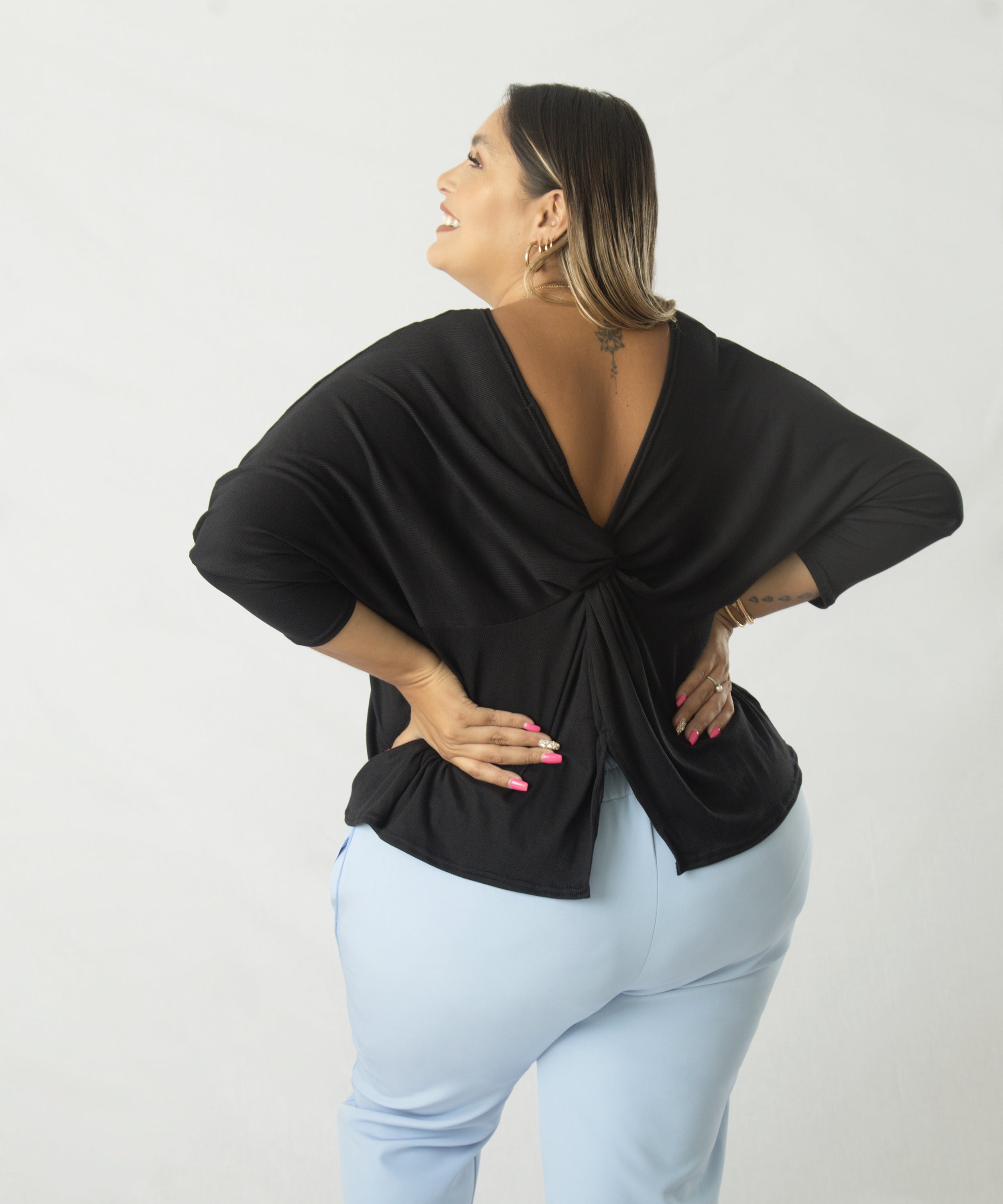 POLO ALEGRA CON DETALLE DE NUDO Y ESCOTE EN LA ESPALDA