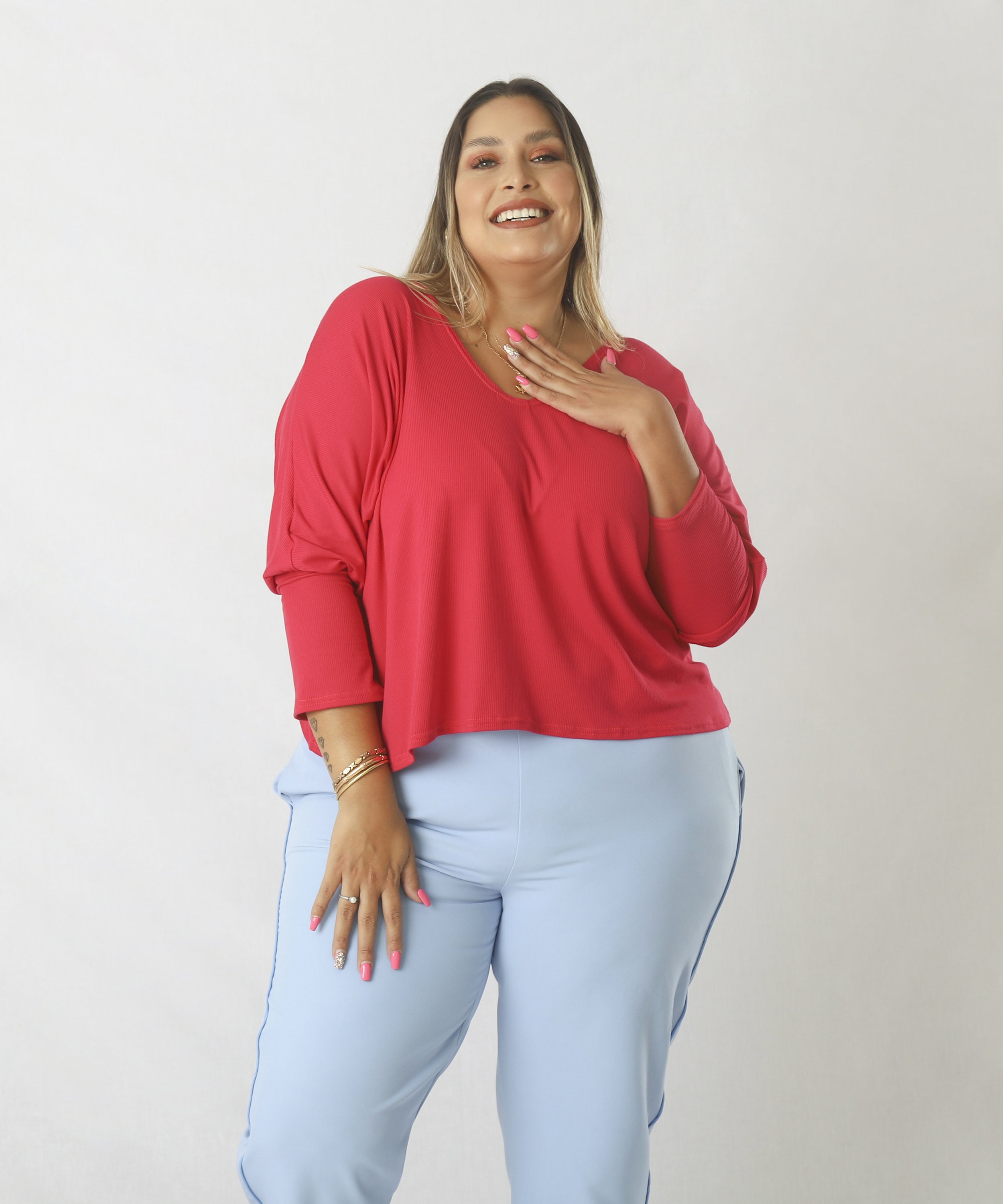 POLO ALEGRA CON DETALLE DE NUDO Y ESCOTE EN LA ESPALDA